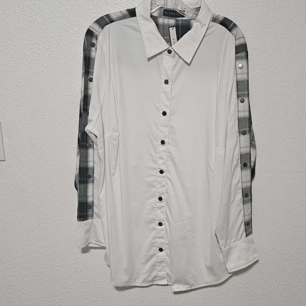 NWT Soncy long sleeve with snap details on sleeves size 2x